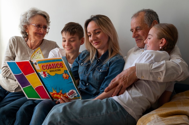 Familie op middellange afstand die samen strips leest