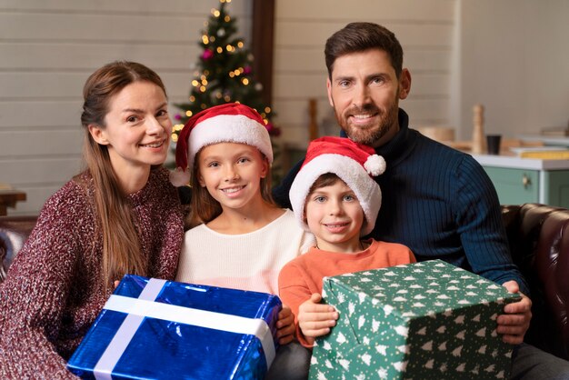 Familie opent cadeautjes op eerste kerstdag