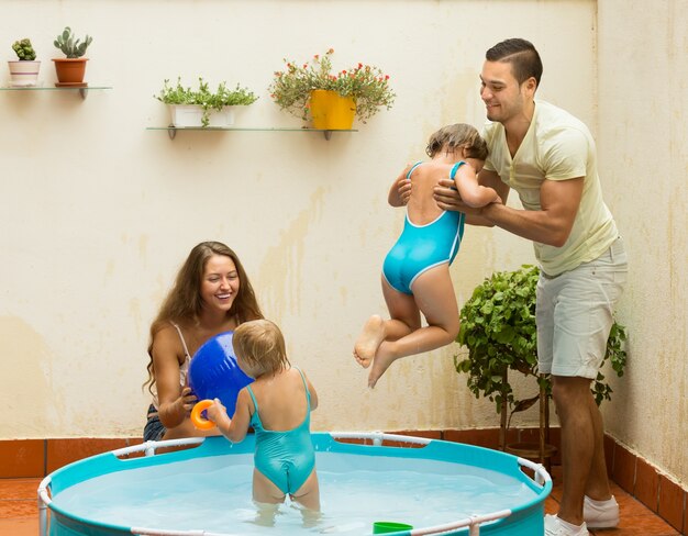 Familie plezier in zwembad voor kinderen