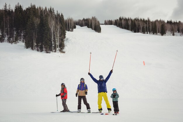 Familie plezier tijdens het skiën