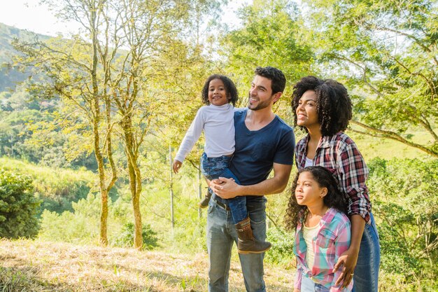 Familie poseren voor een foto