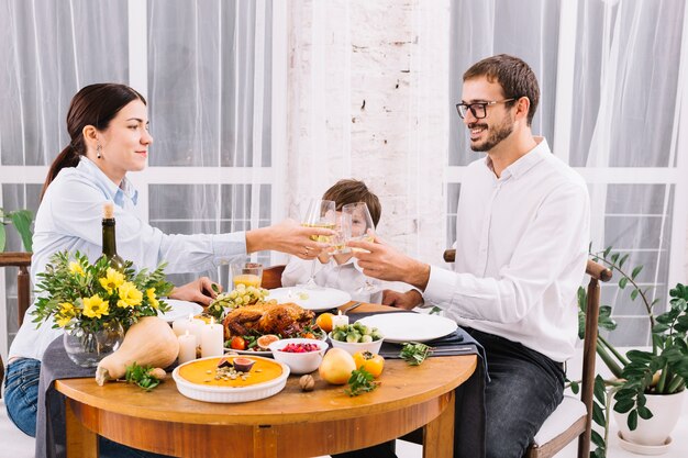 Familie rinkelende glazen wijn