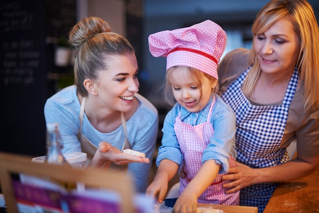 Familie samen koken in de keuken