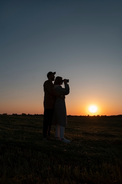 Familie silhouetten plezier bij zonsondergang full shot