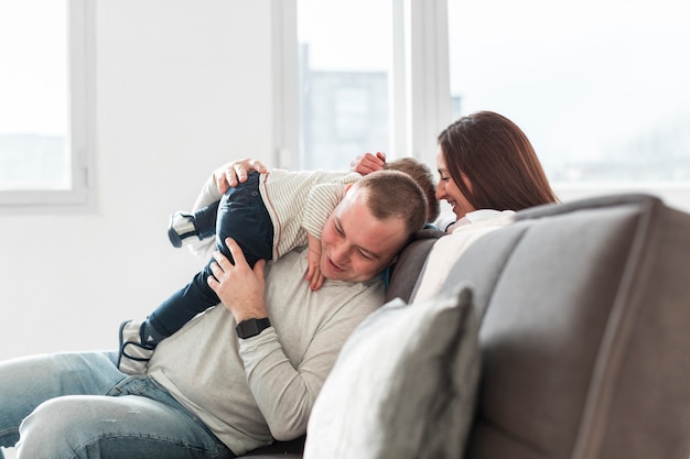 Familie spelen samen op de bank