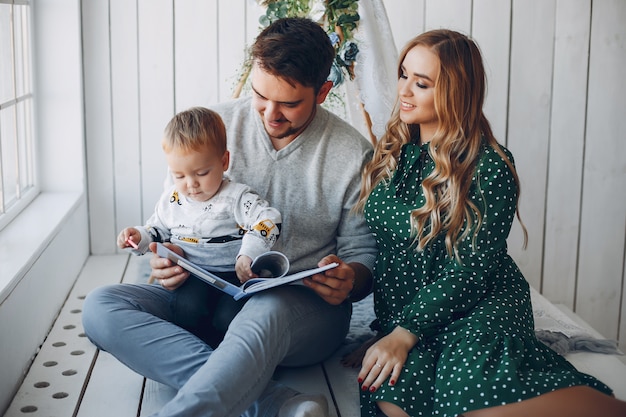 Familie thuis zittend op de vloer