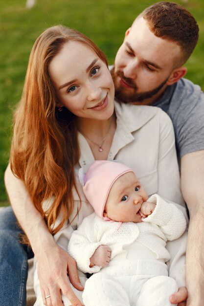 Familie tijd doorbrengen in een zomertuin