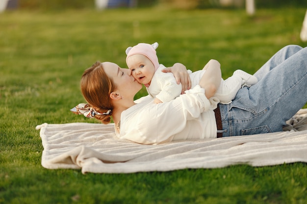 Familie tijd doorbrengen in een zomertuin