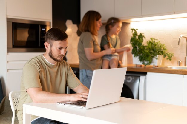 Familie tijd samen thuis doorbrengen