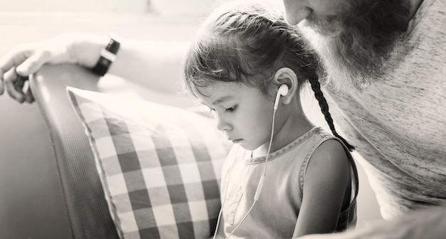 Gratis foto familie vader dochter liefde ouderschap luisteren muzieksamenhorigheid concept