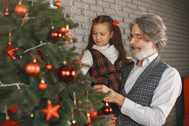 Familie, vakantie, generatie, kerst en mensen concept. Kamer ingericht voor Kerstmis