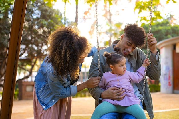 Gratis foto familie van drie tijd samen buitenshuis doorbrengen op vaderdag