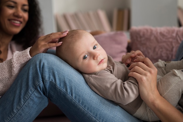 Gratis foto familie van twee moeders die een baby krijgen