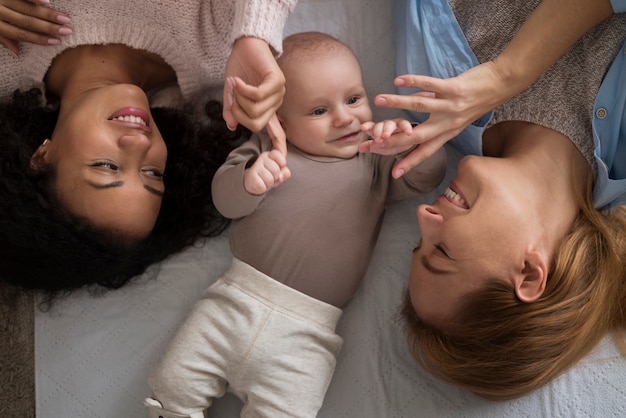 Gratis foto familie van twee moeders die een baby krijgen