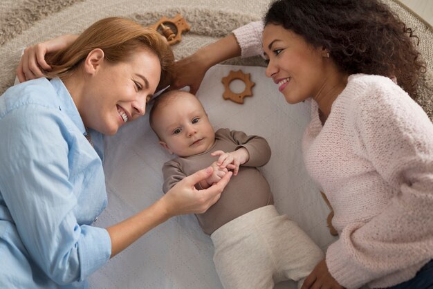 Familie van twee moeders die een baby krijgen