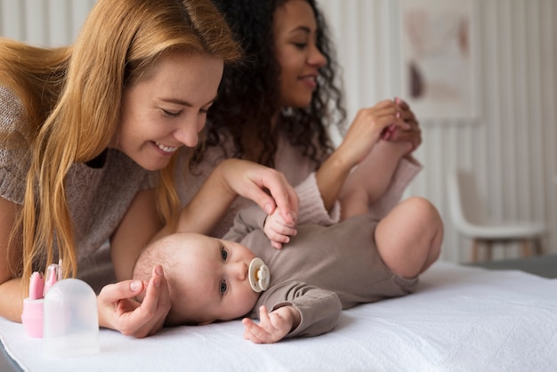 Familie van twee moeders die een baby krijgen