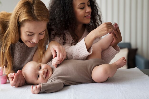 Familie van twee moeders die een baby krijgen