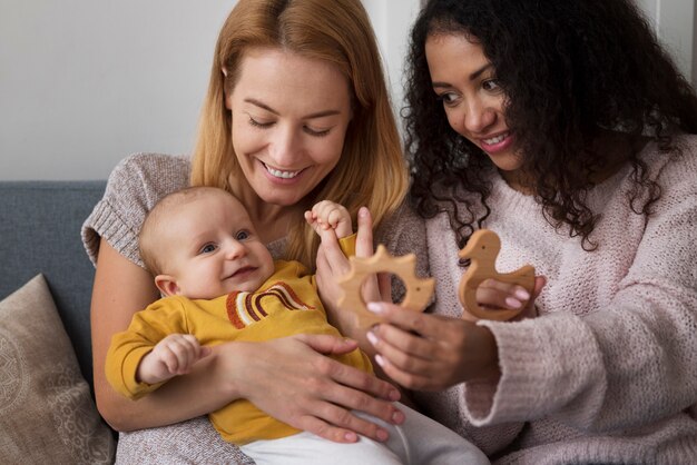 Familie van twee moeders die een baby krijgen