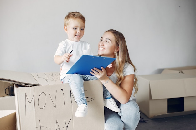 Familie verplaatsen en dozen gebruiken