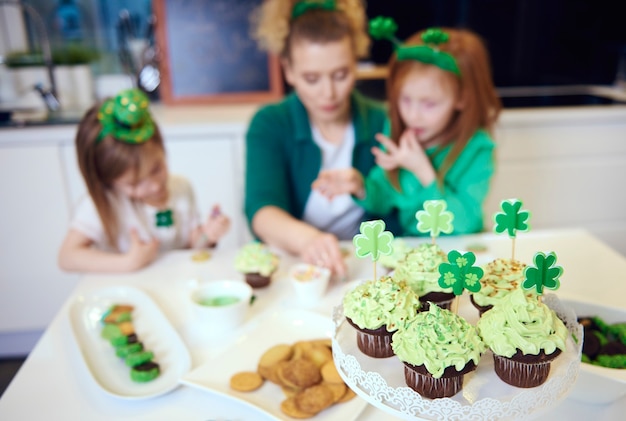 Familie vieren Saint Patrick's Day