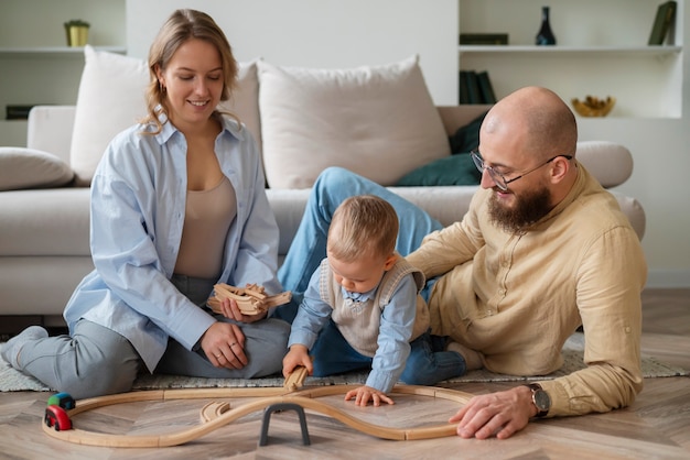 Familie vierend kind in zijn eerste levensjaren