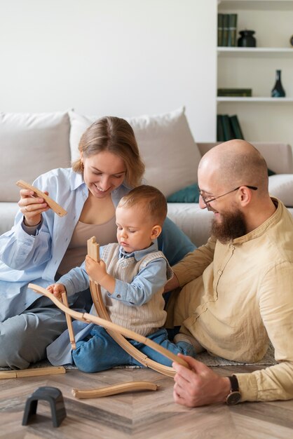 Familie vierend kind in zijn eerste levensjaren