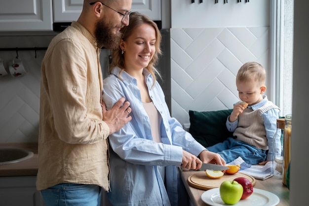 Gratis foto familie vierend kind in zijn eerste levensjaren