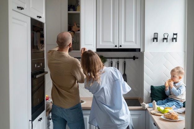 Familie vierend kind in zijn eerste levensjaren