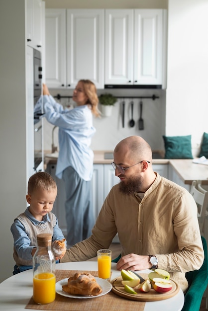 Familie vierend kind in zijn eerste levensjaren