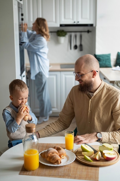 Gratis foto familie vierend kind in zijn eerste levensjaren