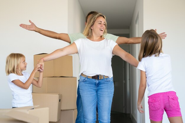 Familie viert het kopen van nieuwe appartementen