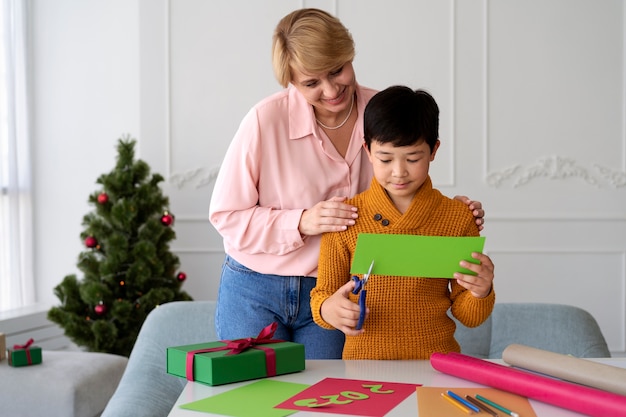 Familie viert oudejaarsavond thuis