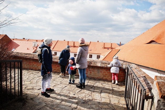 Familie wandelen in het historische mikulov-kasteel, moravië, tsjechië, oude europese stad