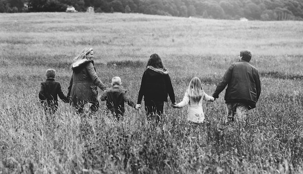 Gratis foto familie wandelen veld natuur saamhorigheid concept