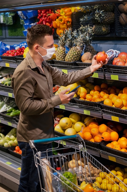 Familie winkelen met gezichtsmasker