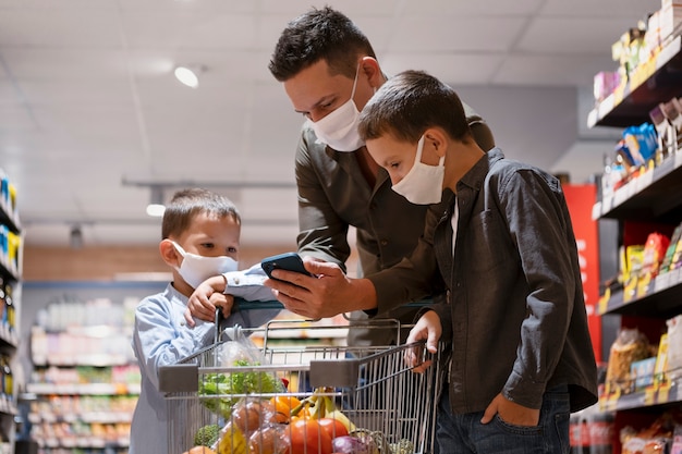 Familie winkelen met gezichtsmasker