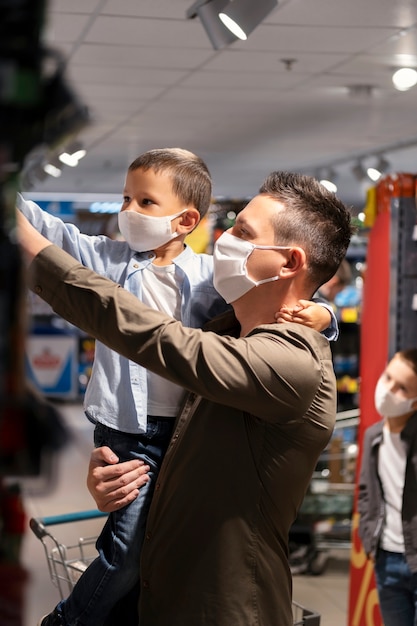 Gratis foto familie winkelen met gezichtsmasker