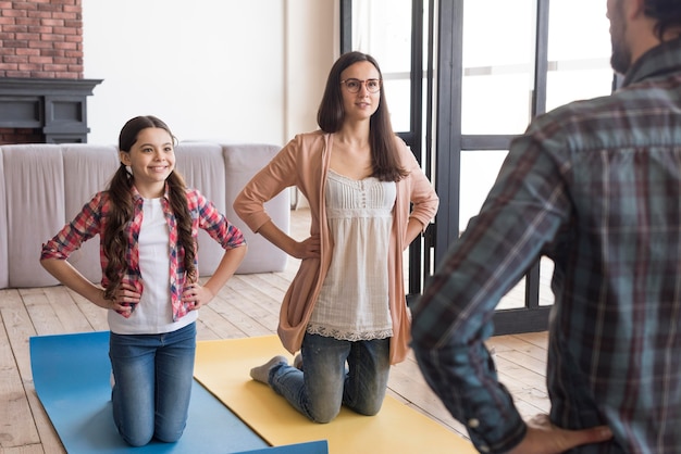 Familie yoga sessie thuis