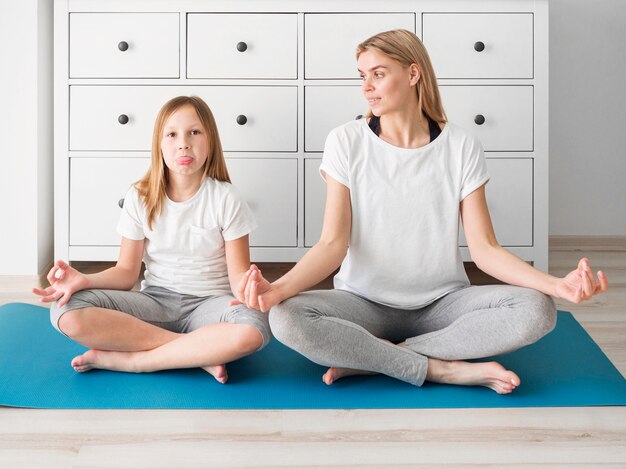 Familie yoga tijd