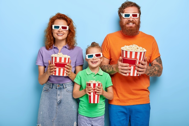 familieleden kijken graag televisie met popcorn