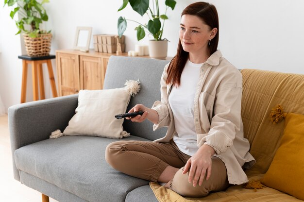 Familielid televisie aan het kijken