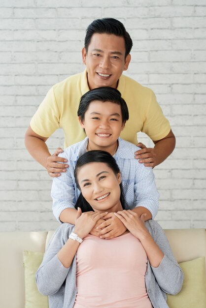 Familieportret in de gezellige woonkamer