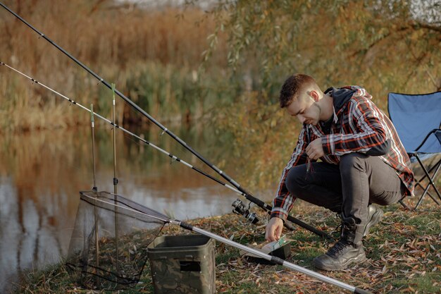 Familiezitting dichtbij rivier in een visserijochtend