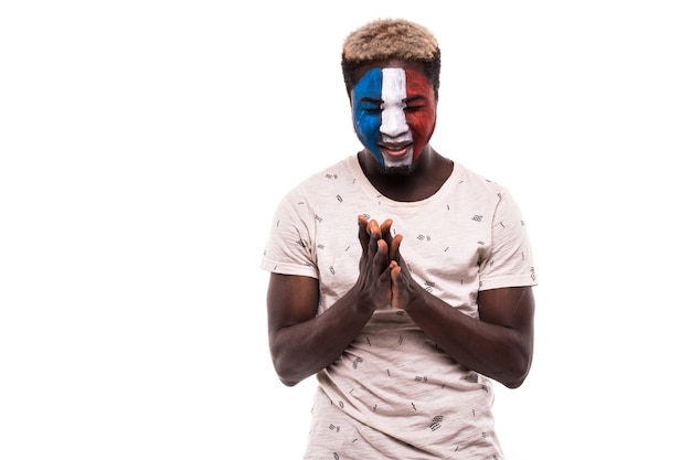 Fan ondersteuning van afro frankrijk nationale team bidt met geschilderd gezicht geïsoleerd op een witte achtergrond