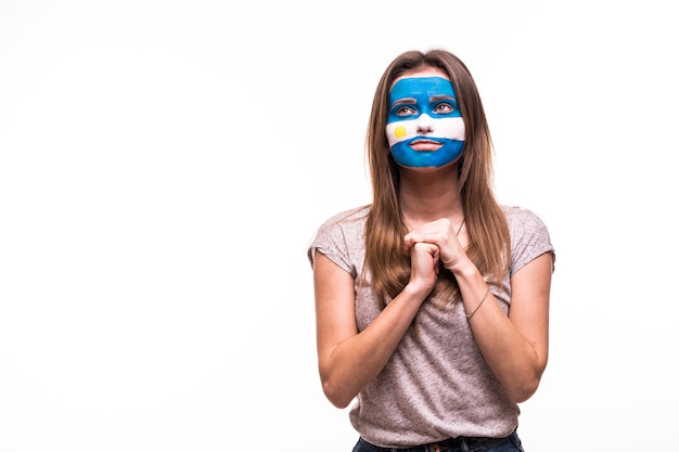 Fan-steun van het argentijnse nationale team bidt met geschilderd gezicht geïsoleerd op een witte achtergrond