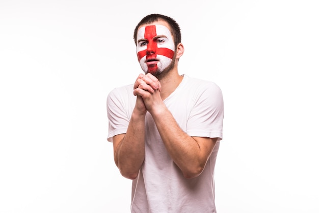 Fan-steun van het Engelse nationale team bidt met geschilderd gezicht geïsoleerd op een witte achtergrond