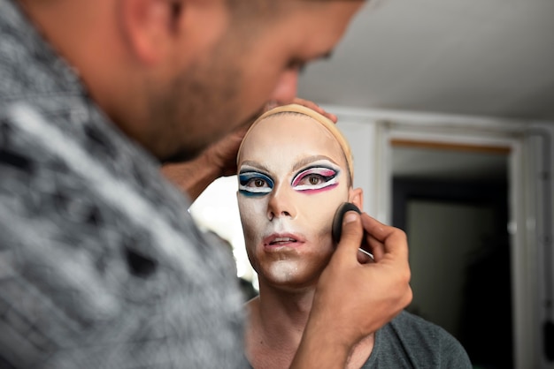 Fantastische drag queen maakt haar make-up klaar