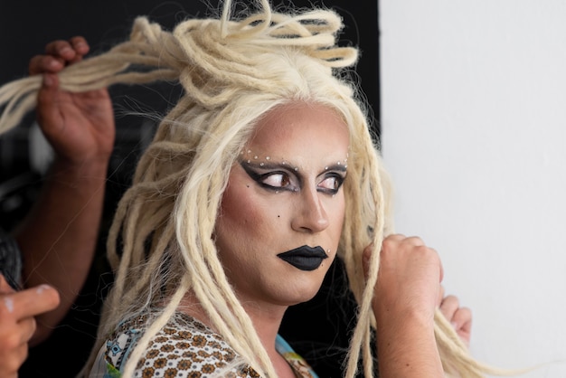 Gratis foto fantastische drag queen maakt zich klaar voor een fotoshoot