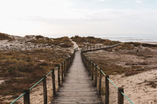 Fantastische opname van een houten weg naar het zandstrand