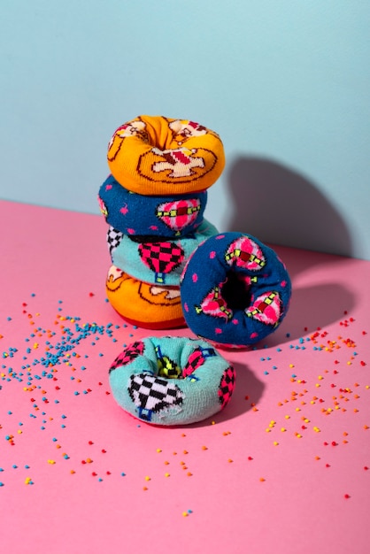 Gratis foto fast fashion concept met materialen en textiel vermomd als donuts